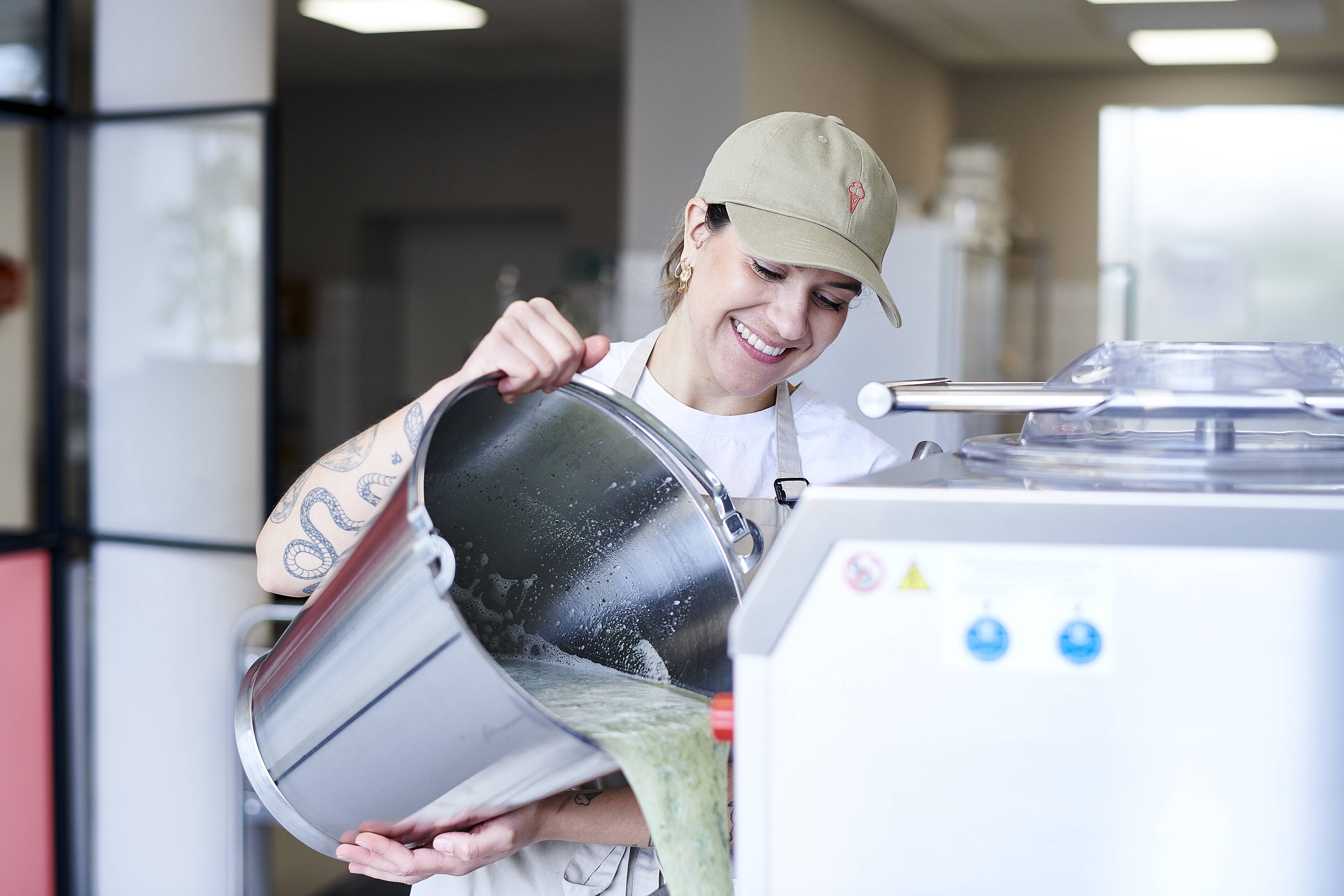 Madeleine Clüsener gießt Zutaten für eine ihrer Speiseeiskreationen in die Eismaschine.
