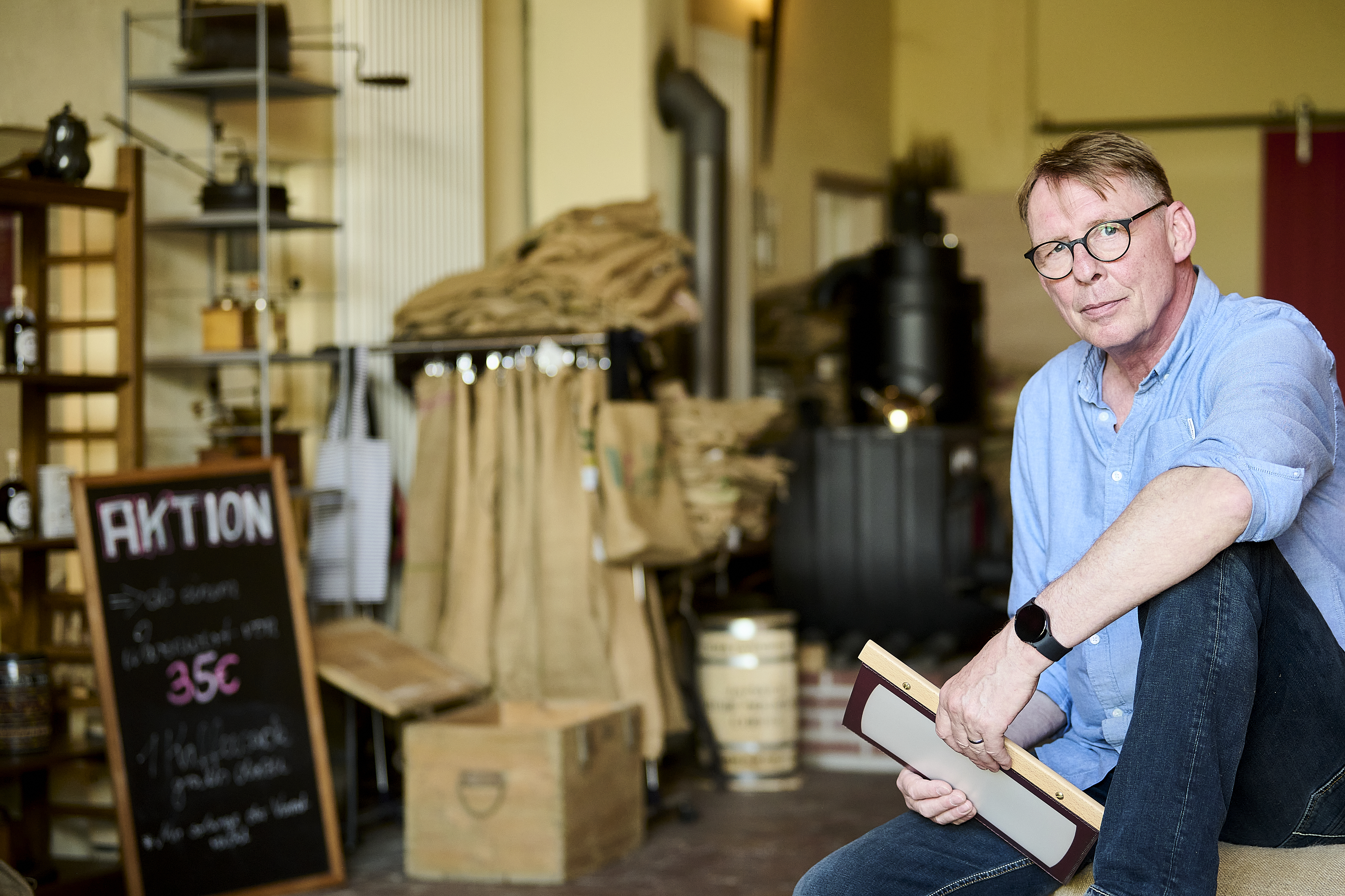 Andreas Risse sitzt in den Räumlichkeiten seiner Kaffeerösterei in Bielefeld.