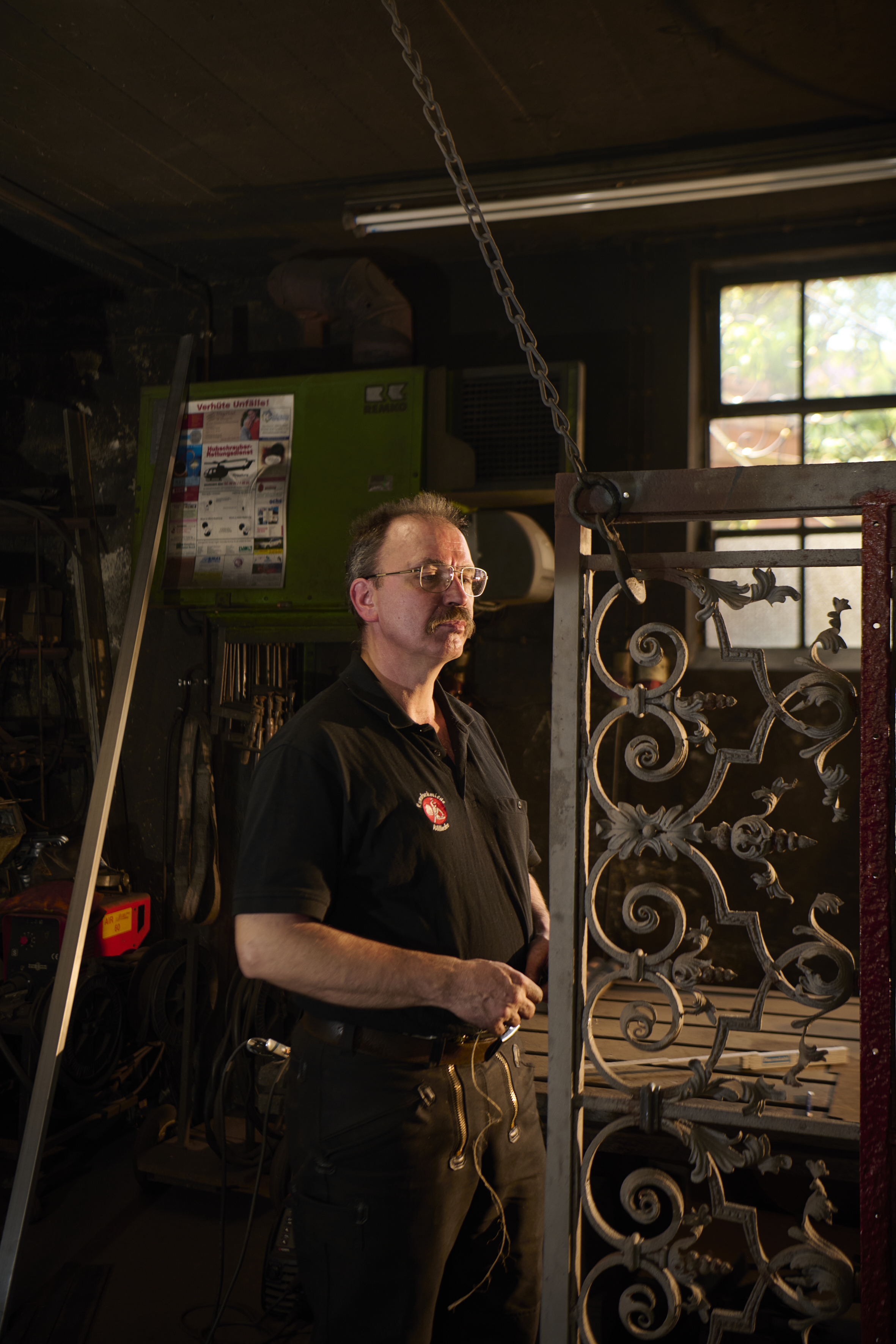 Rüdiger Willecke bearbeitet ein Kettenglied auf dem Amboss.