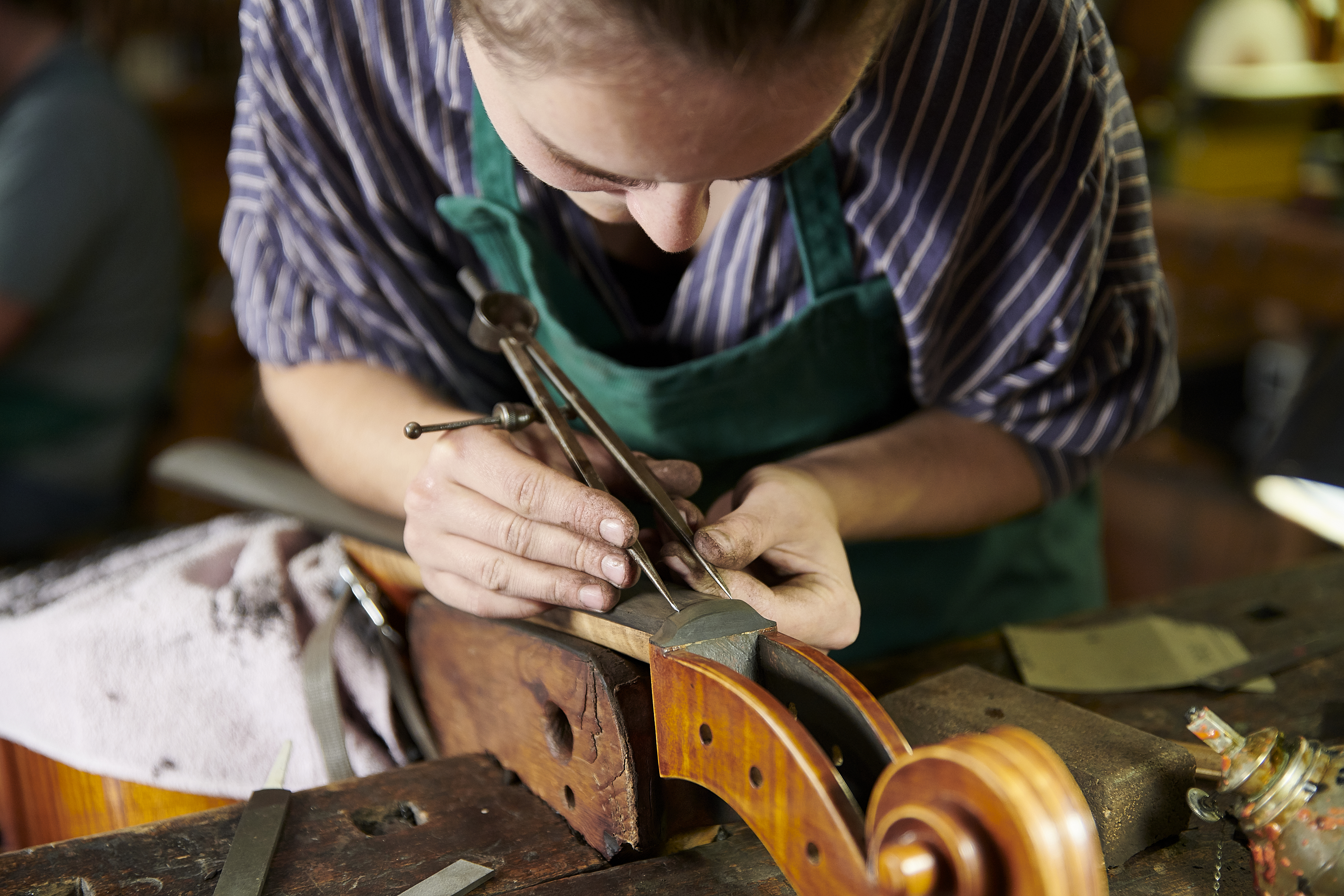Eine junge Frau vermisst das Griffbrett eines Cellos.
