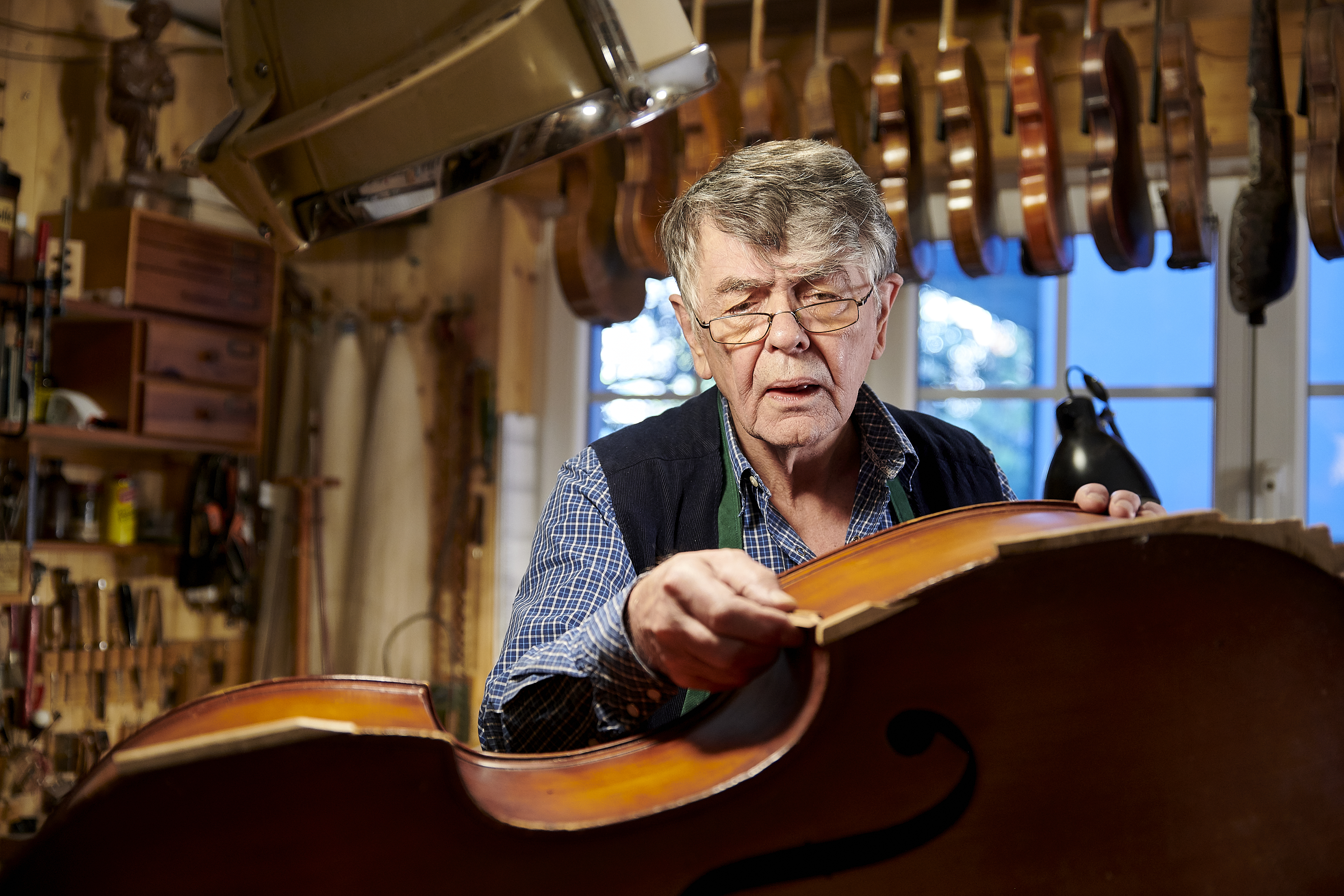 Volker Bley repariert einen Kontrabass.