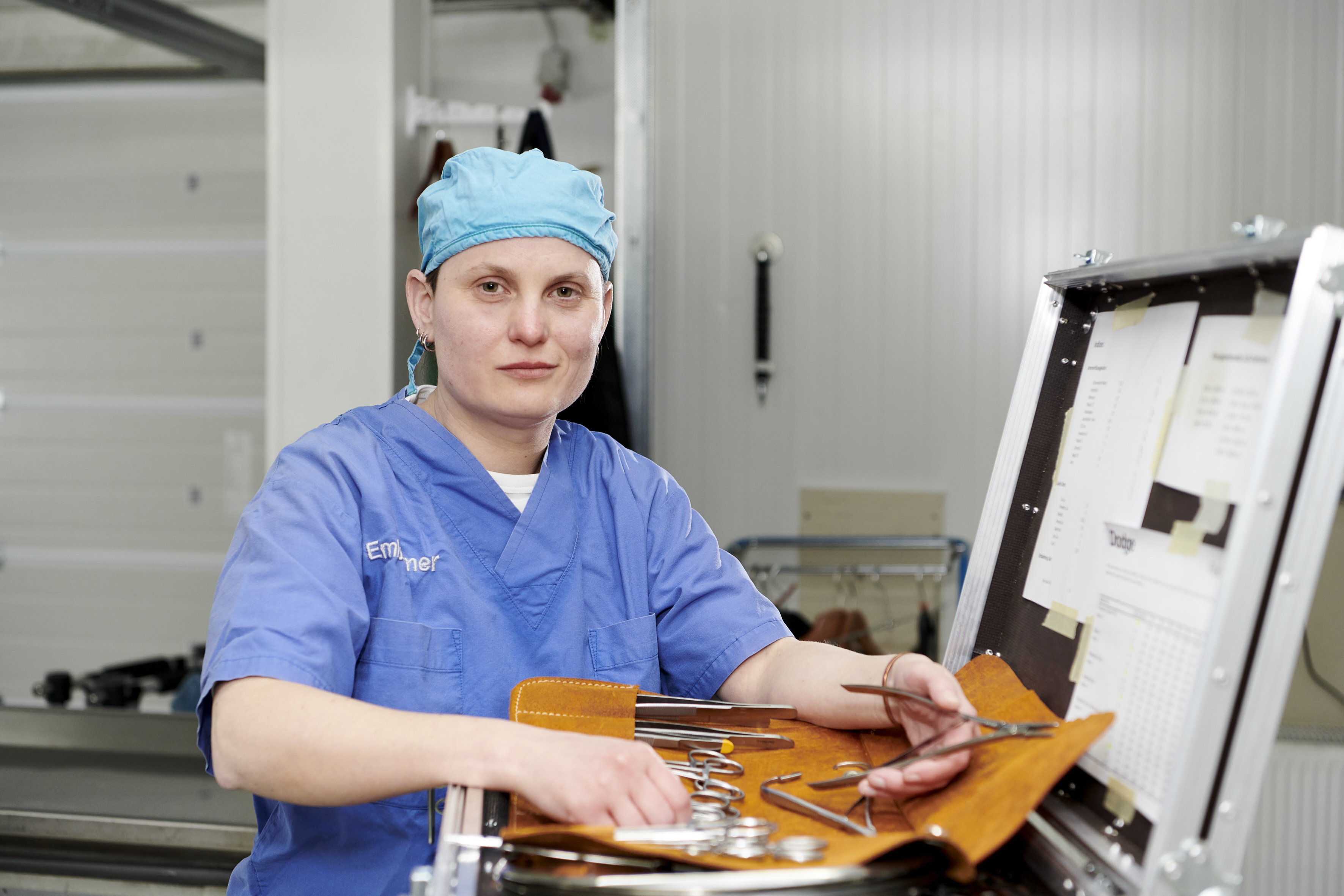 Thanatopraktikerin und Bestatteten Julia Möller bereitet ihr Werkzeug vor.