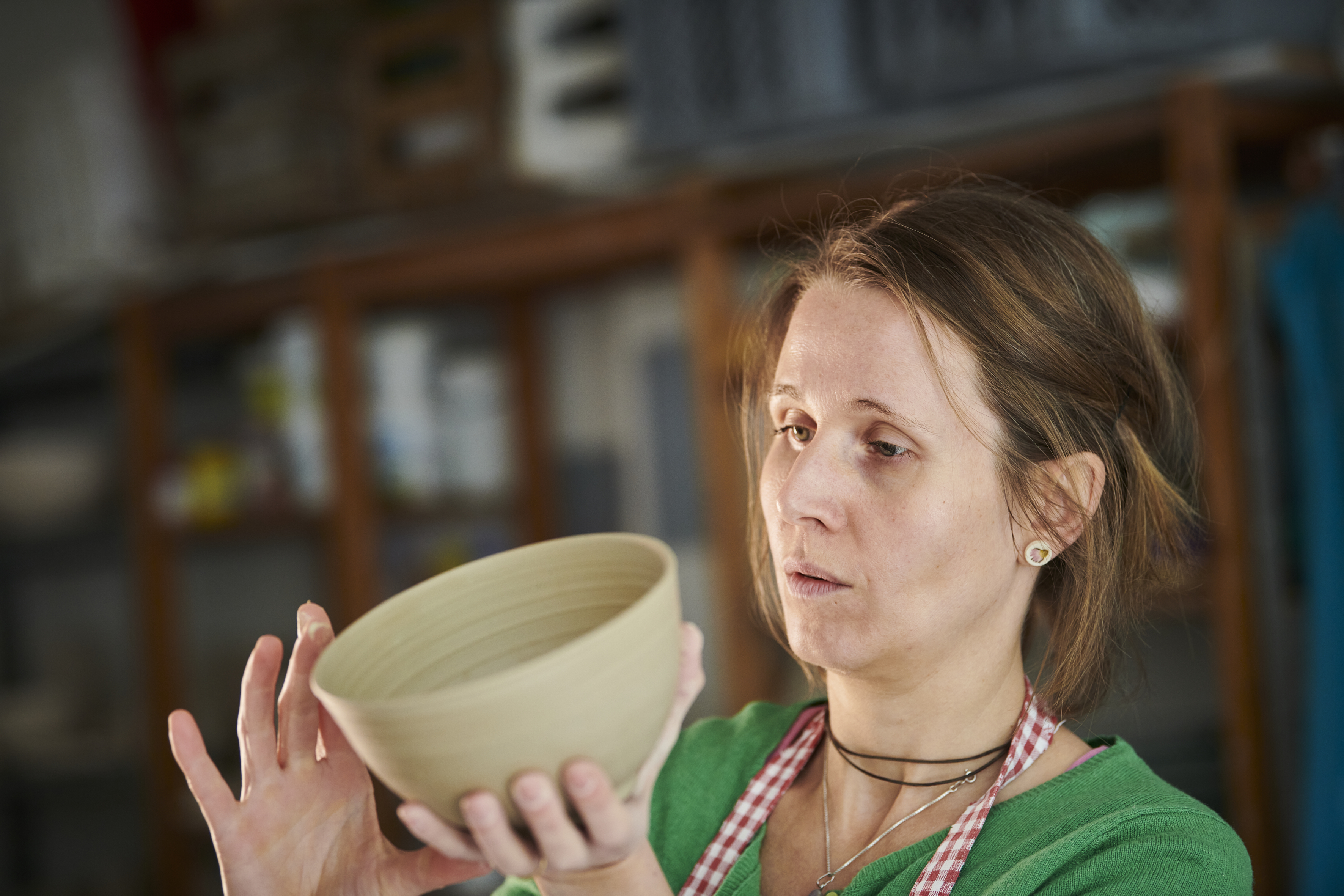 Die Keramikerin Kerstin Habersack bearbeitet eine Tonschale.