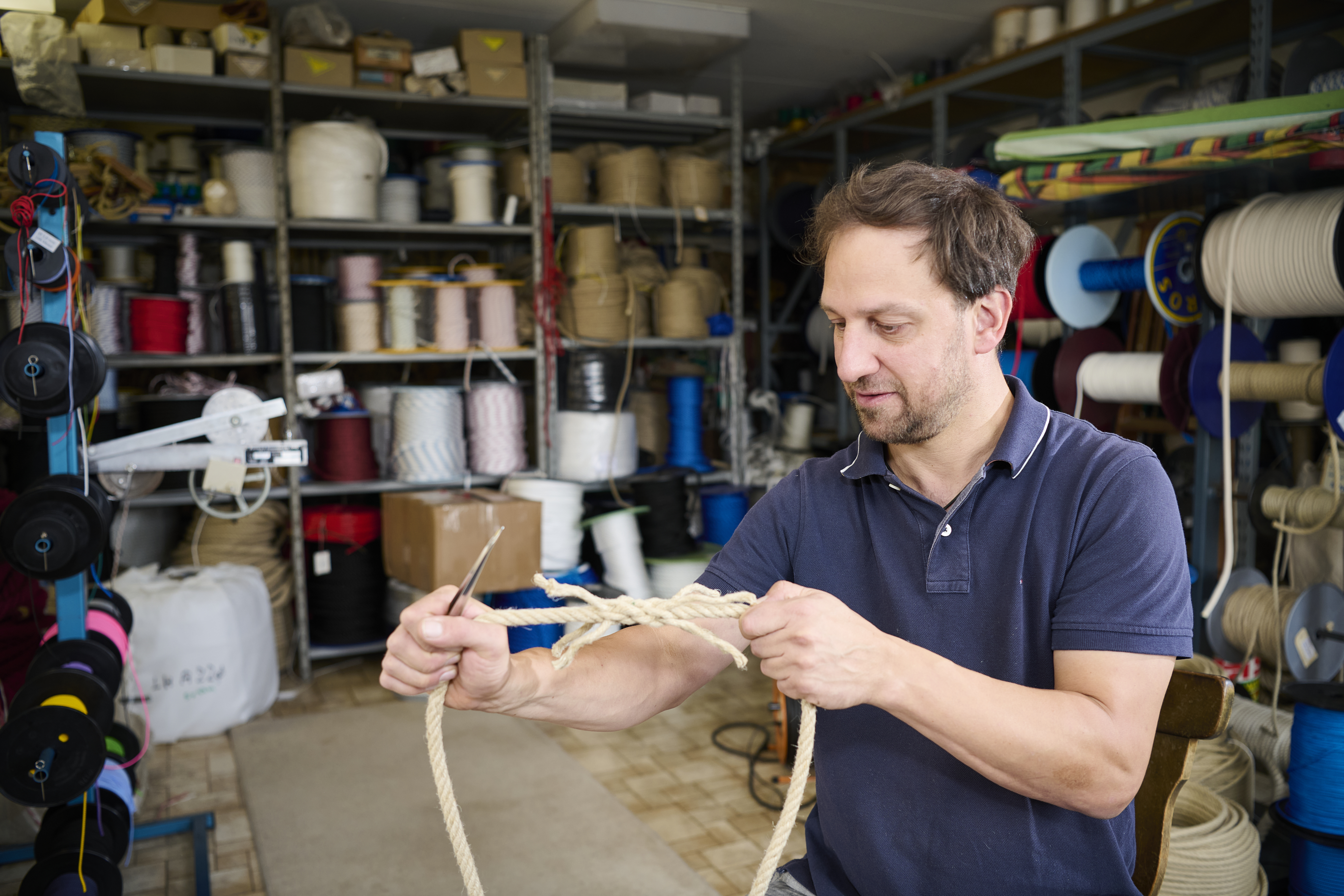 Seilermeister Jörg Nicklaus fertigt eine Individualbestellung an.