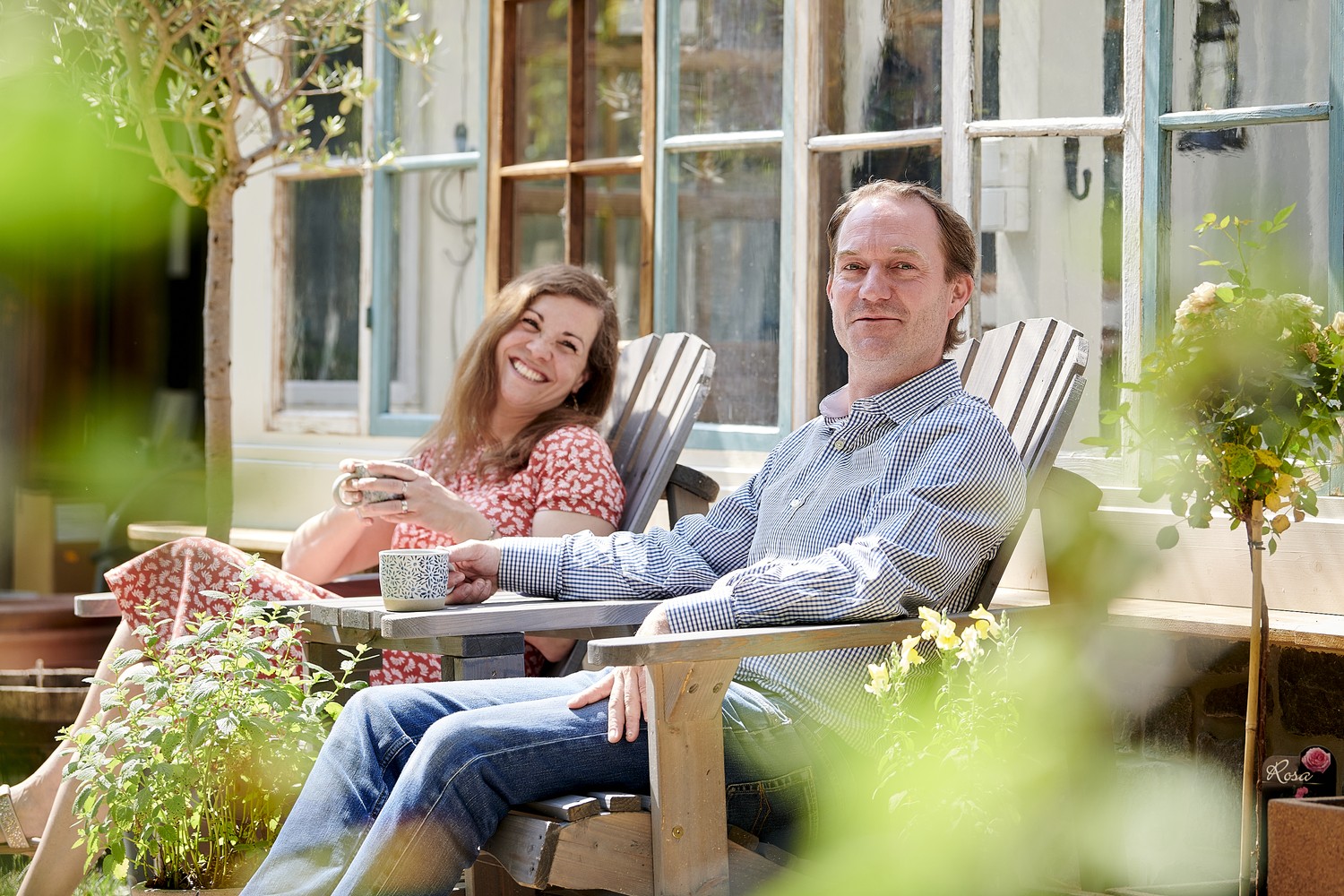Jana und Felix Redecker genießen eine Kaffeepause in der Sonne.