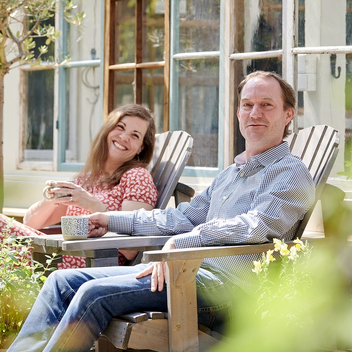 Jana und Felix Redecker genießen eine Kaffeepause in der Sonne. (vergrößerte Bildansicht wird geöffnet)