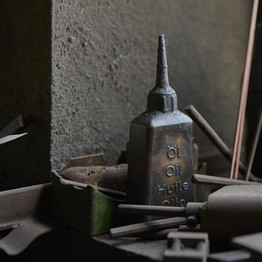 Ölflasche in einer Schmiedewerkstatt