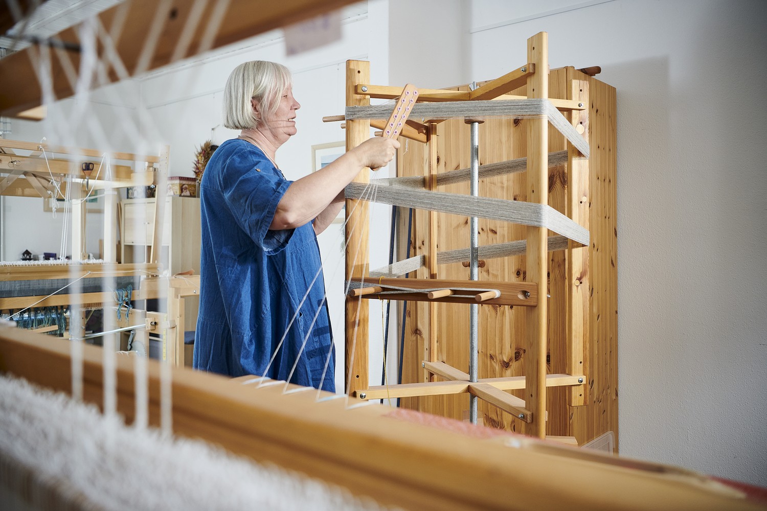 Eva Beering arbeitet in ihrer Handweberei.