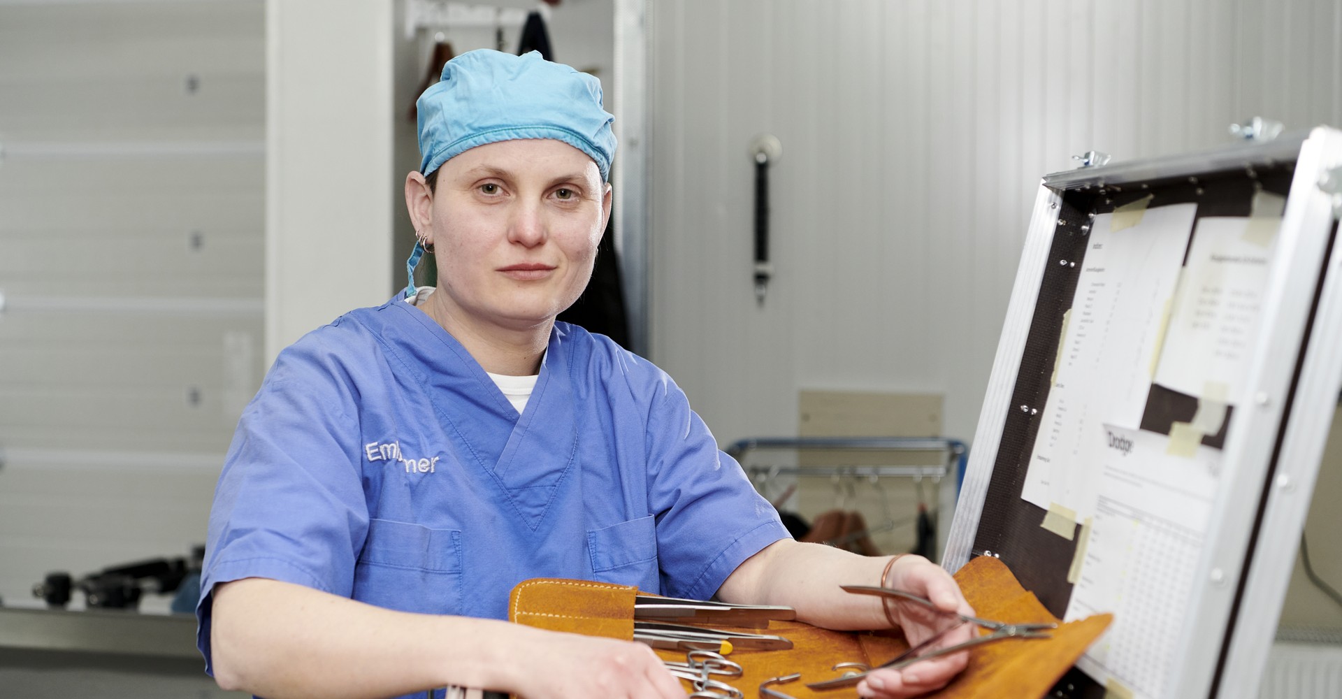 Thanatopraktikerin und Bestatteten Julia Möller bereitet ihr Werkzeug vor.