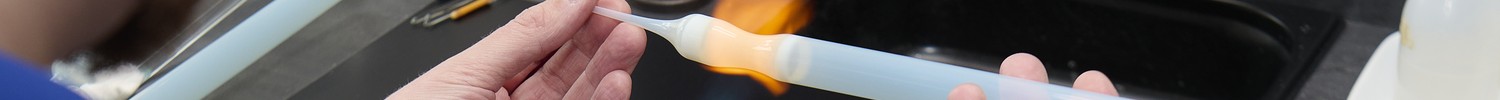 Ein Kyrolith-Glasrohr wird über einer Flamme erhitzt.