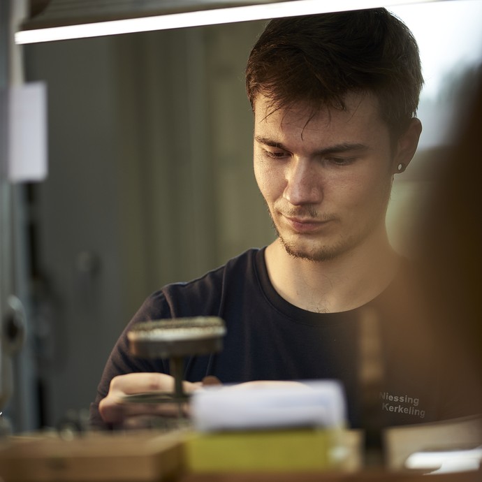 Ein junger Goldschmied bei der Arbeit. (vergrößerte Bildansicht wird geöffnet)
