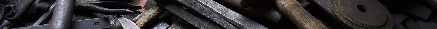 Werkzeuge und Materialien in der Kunstschmiede Willecke.